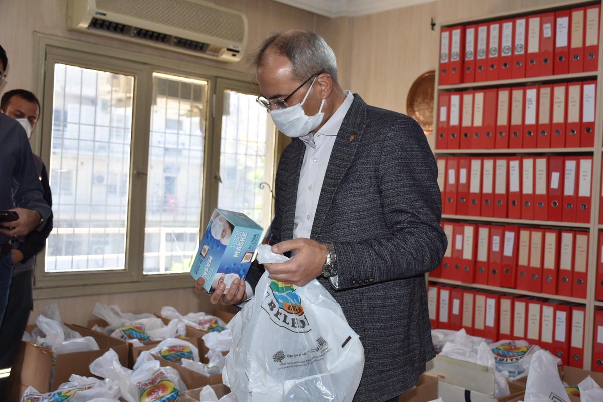drhalukbozdogan's tweet photo. 11 Mayıs itibarıyla açılacak olan güzellik salonları, #berber ve #kuaför esnafımıza koruyucu önlük, #maske ile dezenfektandan oluşan hijyen setini Berberler ve Kuaförler Odası Başkanımız Alper Deniz'e teslim ettik. Bunun yanı sıra tüm işyerlerini dezenfekte etmeye başladık. https://t.co/6O1x6scGPp