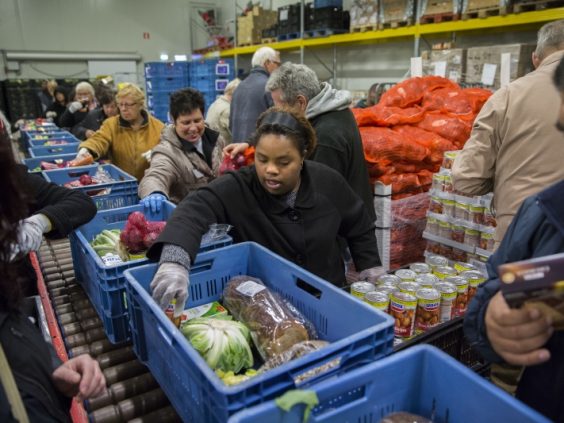 Kansfonds's tweet photo. De #coronamaatregelen zorgen met name bij kwetsbare groepen voor veel problemen. Wij hebben daarom extra geld beschikbaar gesteld voor initiatieven die kwetsbare groepen door de #coronacrisis heen loodsen. 👉https://t.co/DYS0mhzm5W https://t.co/3OLMALqUJ0