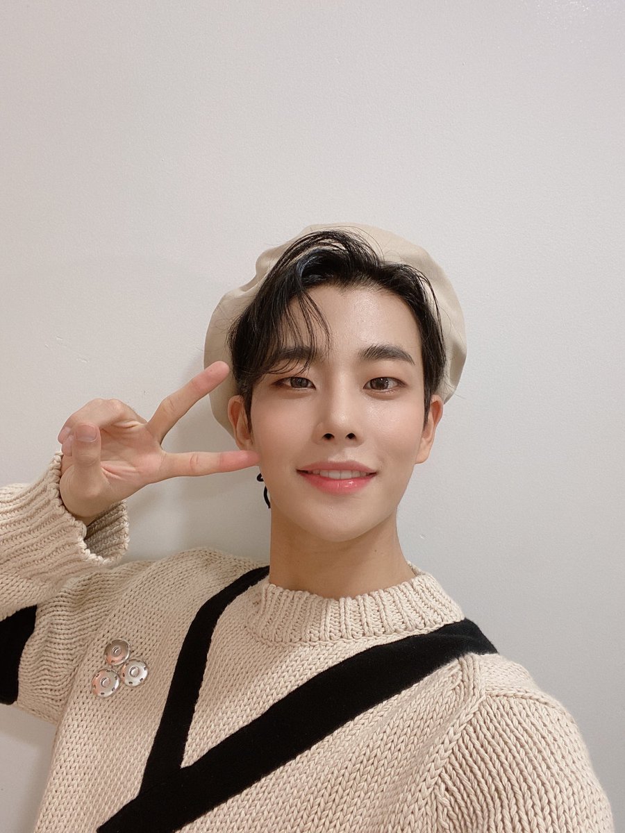 offclASTRO_6's tweet photo. [TRANS] 200506 #아스트로 @offclASTRO Twitter Update:
AROHA >< always grateful💕
Writer M.Thankyou 
#WhenYouCall #AROHA #Kncok https://t.co/dlkSz9xMf2