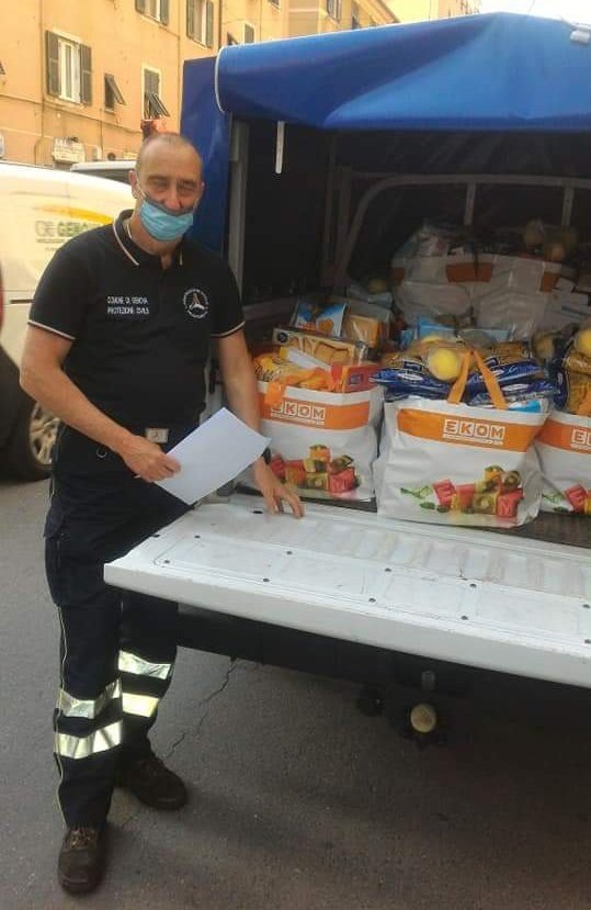 aib_pc's tweet photo. #COVID19italia
Prosegue anche oggi la distribuzione dei Pacchi solidali, per le famiglie in difficoltà, da parte di tutto il #GruppoGenova e delle Associazioni Convenzionate, grazie alla solidarietà del Distretto Lions 108Ia2. https://t.co/iOLR6wLs6f