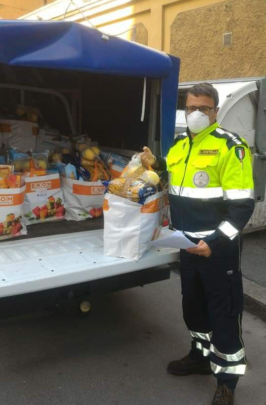 aib_pc's tweet photo. #COVID19italia
Prosegue anche oggi la distribuzione dei Pacchi solidali, per le famiglie in difficoltà, da parte di tutto il #GruppoGenova e delle Associazioni Convenzionate, grazie alla solidarietà del Distretto Lions 108Ia2. https://t.co/iOLR6wLs6f
