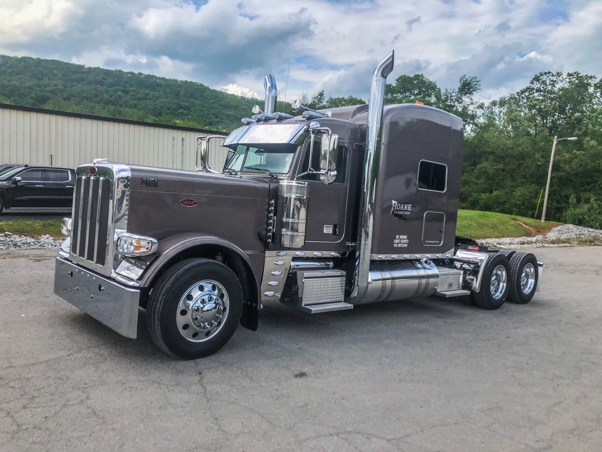 RoaneTransport's tweet photo. Welcome to the fleet! @GliderKit dropped this beautiful Taupe #Peterbilt off at the terminal yesterday. We are so excited to see this on the road!
#RoaneTrans #RoaneTransportation #OTR #Regional #Flatbed #FlatbedDriver #Trucking https://t.co/hFUwGx8DlY