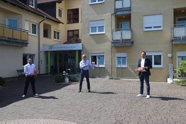 AmazonNewsDE's tweet photo. Viele Menschen können ihre Angehörigen in Wohn- &amp; Pflegeheimen aktuell nicht besuchen. Wir freuen uns, die @diakonie Hephata mit 300 #AmazonFireTablets zu unterstützen – damit sich die Bewohner virtuell mit ihren Liebsten verbinden können. https://t.co/2cR24rWKAO  #wirgegencorona https://t.co/Xcqx3wfo3b