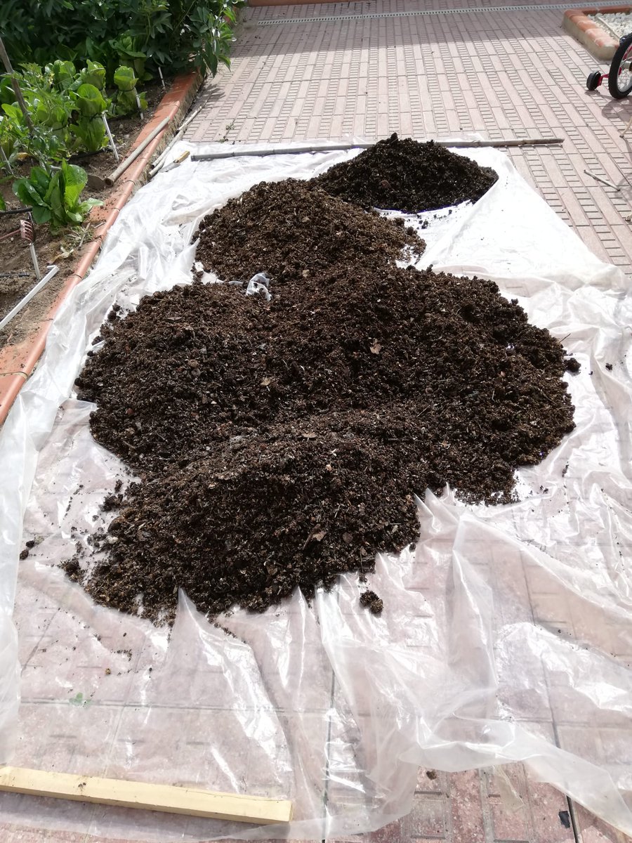 CVI_V3's tweet photo. Y más fotos para celebrar la semana del compostaje 👏👏👏 Aquí las 2 que nos ha enviado Amalio Fernández de l'Eliana del compost que ha producido ¡Gracias!
*
💚¿Nos compartes tus imágenes con #micompost ? 🍏🥗🥭🎋🐛🐝
https://t.co/4V8iyea5sb https://t.co/OQumbtfFS8