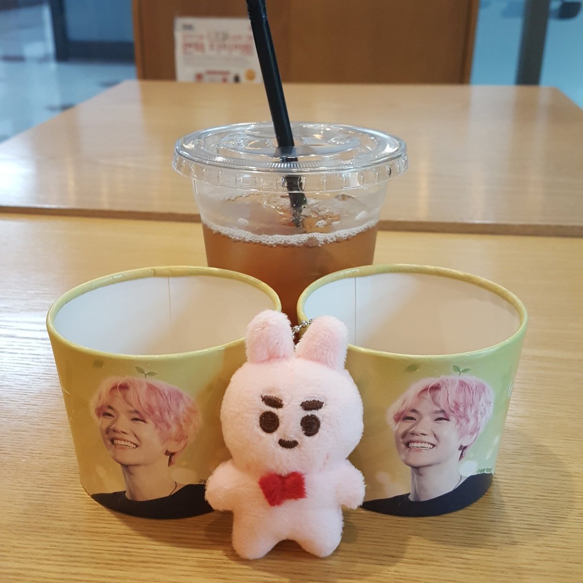 dpdms_0506's tweet photo. 5/6 카페머머 
아쉽게도 특전은 못받았지만 정말 카페 내부도 이쁘구 컵홀더도 너무 귀여워요ㅠㅠ 정말 백현이 생일 알차게 보내고 갑니다ㅠ❤ 생일 이벤트 너무 감사드려요❤❤

#빛이_내린_오월의_봄 https://t.co/hGkGCmJ2bS