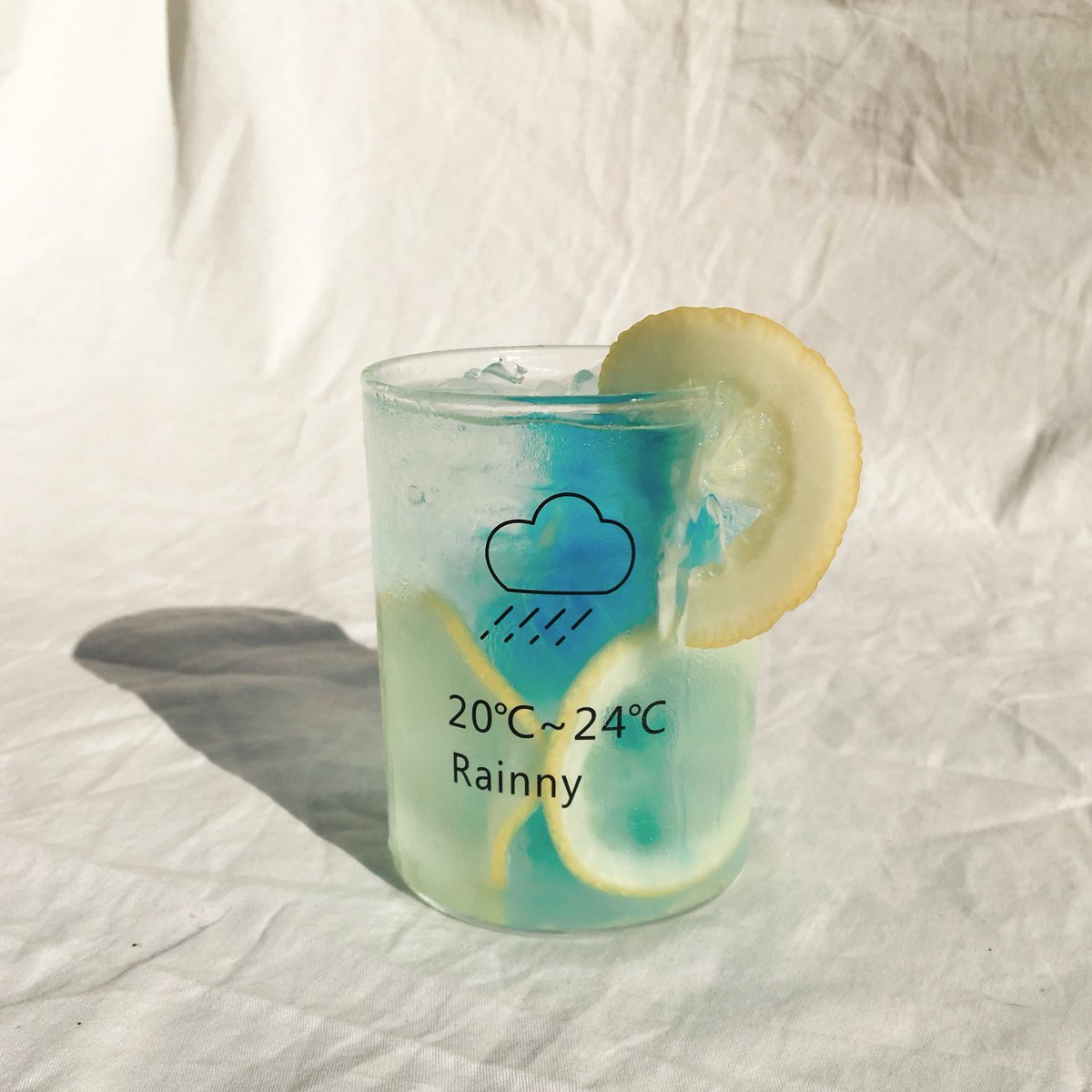 Poontany's tweet photo. 🍋 Homemade Blue Lemonade with Lemon Syrup 🍋
ช่วงนี้อากาศร้อนมากๆ อาทิตย์ที่แล้วเลยทำ Lemon Syrup โดยการแช่เลม่อนกับน้ำเชื่อม พอครบอาทิตย์วันนี้ก็เอามาชงกับโซดา ทำเป็น Blue Lemonade อร่อยมาก ชอบที่เวลาทำ Lemon Syrup เองจะขมๆ และหอมเลม่อนมากๆ 🍋
#saturdayApril #Stayhome @aroii https://t.co/7NBD1Q8nX8
