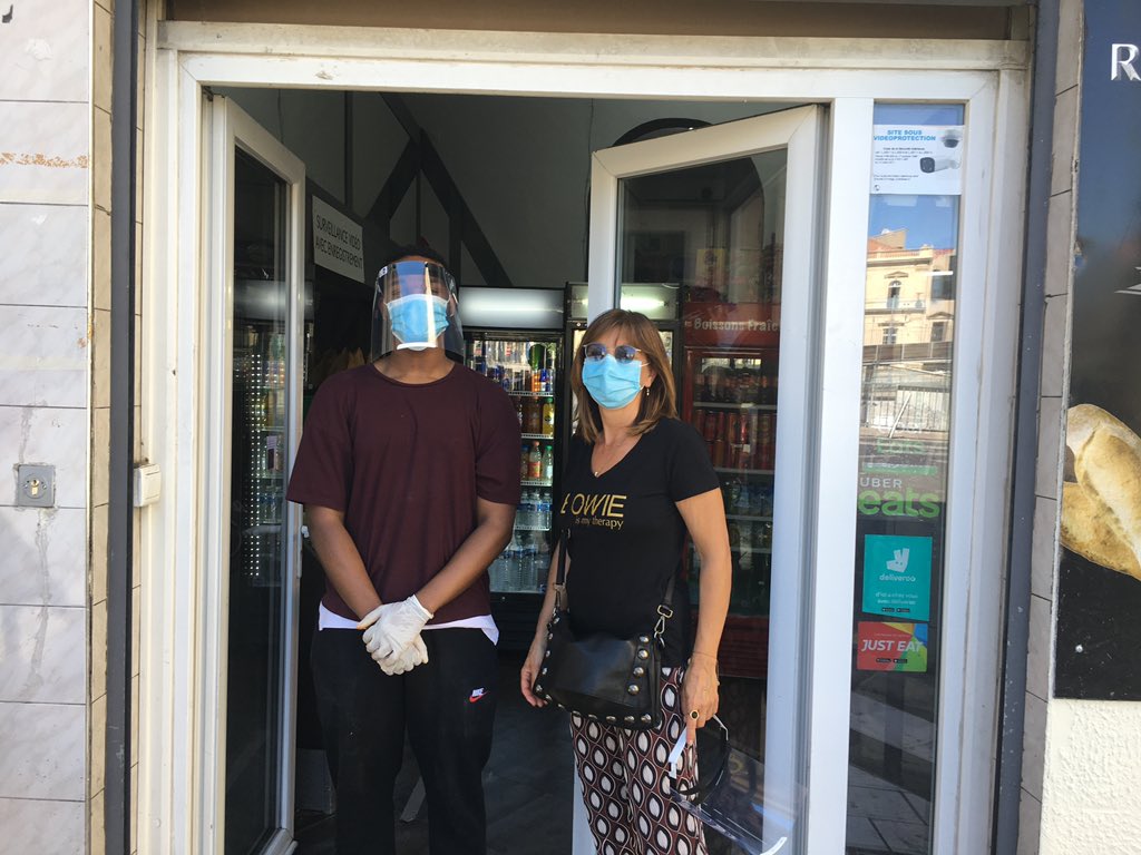 PerezVeronique1's tweet photo. Distribution de visières. Les commerces alimentaires des quartiers Salengro Figuerolles Gambetta et Courreau ont poursuivi leurs activités... Boussairolles,Verdun,pont de lattes, Antigone, les restaurants font de la vente à emporter . Un grand merci ! @Saurel_P @RuptureTech https://t.co/7LaxnLX2Hg