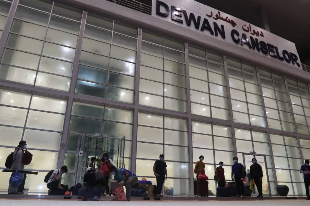 MyUTeM's tweet photo. #zontengah1
Kita bergerak lagi secara berperingkat. Terima kasih atas kerjasama anda. Kita belum menang. Ada pelbagai lagi cabaran untuk kita lalui dalam tempoh sukar ini. Semoga Tuhan lindungi kita semua. Jaga diri anda bersama keluarga. #staysafe #tuahutem #myutem https://t.co/p0RVn6d6QV