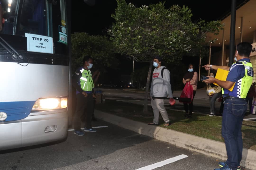 MyUTeM's tweet photo. #zontengah1
Kita bergerak lagi secara berperingkat. Terima kasih atas kerjasama anda. Kita belum menang. Ada pelbagai lagi cabaran untuk kita lalui dalam tempoh sukar ini. Semoga Tuhan lindungi kita semua. Jaga diri anda bersama keluarga. #staysafe #tuahutem #myutem https://t.co/p0RVn6d6QV