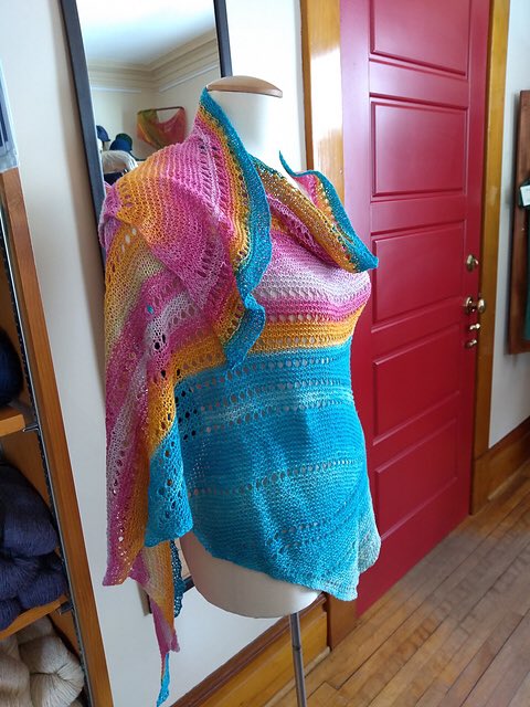 ilga_leja's tweet photo. I was so struck by the singular beauty of this version of my Bermuda Scarf pattern, worked by Kimmer47 on Ravelry with @schoppelwolle Zauberball Cotton: https://t.co/ZgrRugBHno #bermudascarf #zauberballcotton #selfstripingyarn #shortrows #shortrowknitting #laceknitting https://t.co/IvlYVn5k7s