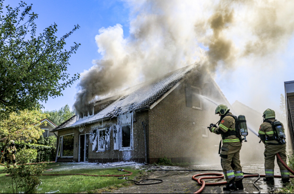 Grote brand verwoest villa in Olland . 6 mei 2020.