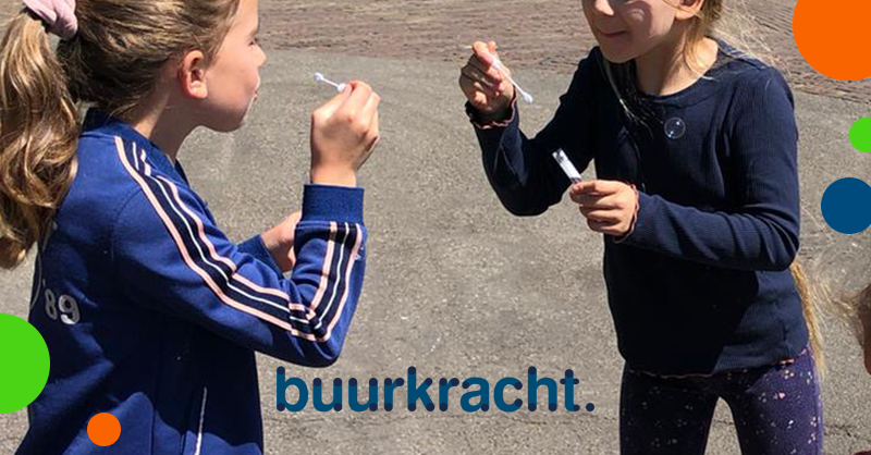 buurkracht's tweet photo. Vandaag is het #bellenblaasdag! Leuk om in je buurt met de kinderen te doen, op gepaste afstand natuurlijk. We zien al aardig wat bellenblaas-acties in onze buurkracht-app #leukeactie #bellenblazen Veel plezier! https://t.co/fVbgV8eCj1