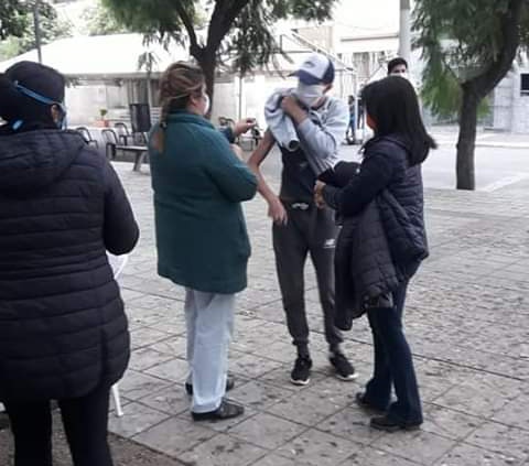 TreceRadio's tweet photo. Campaña de vacunación en la Plaza Principal de Chilecito. https://t.co/YKaAEeFi46