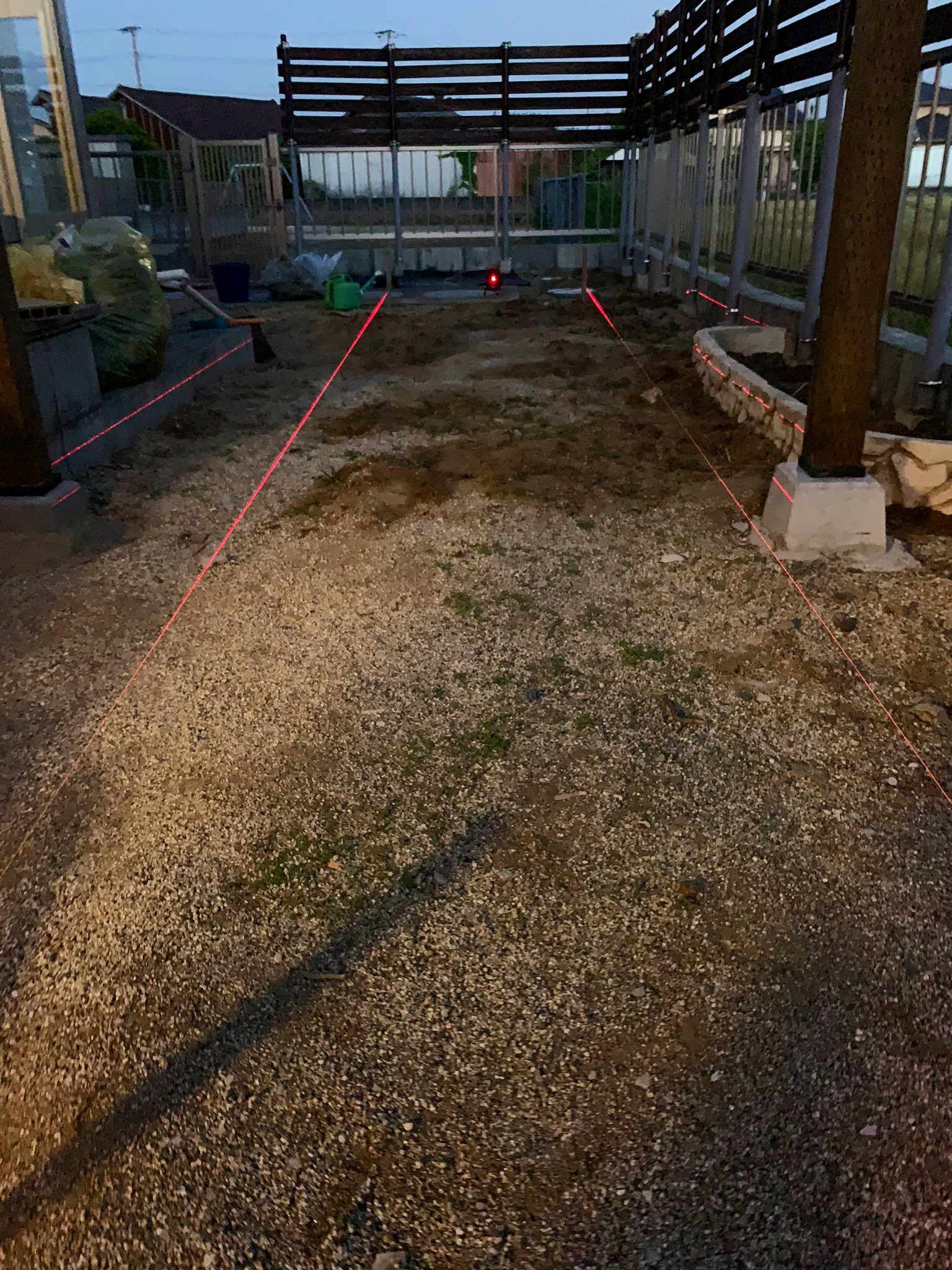 Ken Diy Channel 庭の水平の出し方 水糸の両端に杭を付けます 片方の杭を基準地盤 今回は浄化槽のコンクリ の近くに打ち込みます 基準地盤の上にレーザー墨出し器を置いて水平レーザーを照射します 水糸がレーザー位置に来るまで杭を打ちます Ken Diy Channel 庭の水平の出し方 水糸の両端に杭を付けます 片方の杭を基準地盤 今回は浄化槽のコンクリ の近くに打ち込みます 基準地盤の上にレーザー墨出し器を置いて水平レーザーを照射します 水糸がレーザー位置に来るまで杭を打ちます