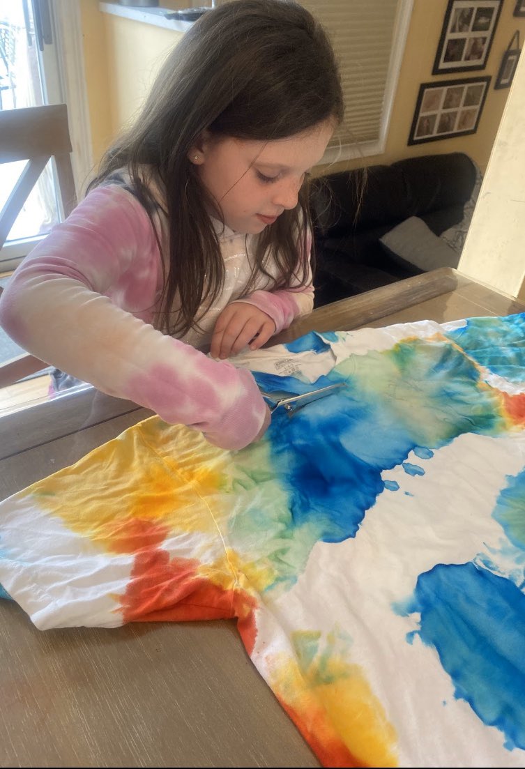 EIelementaryart's tweet photo. Making functional objects from recycled materials! CES 2nd grader Emily Kelly tie dyed her dads old shirt and made a bag and RCK 5th grader Evan Kornely made a bowl out of beads and glue! #eifinearts @eischools @EIFineArts @RCKeipride https://t.co/mXBFJGtRAR