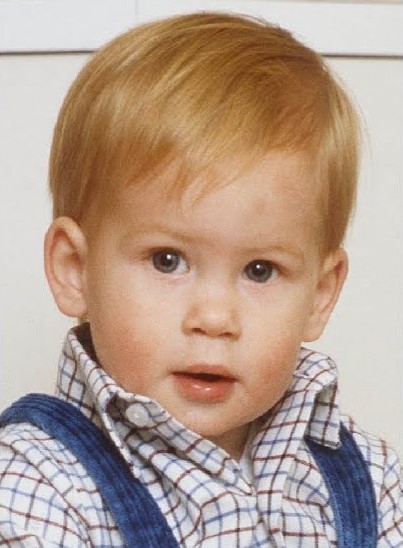 RoyalDickie's tweet photo. A very happy 1st birthday to #ArchieHarrisonMountbattenWindsor - born this day in London's #PortlandHospital at 5.26am #birthday #Sussex #Birthday ๐๐ Plus mum and dad at he same age https://t.co/KLh8f1QUex