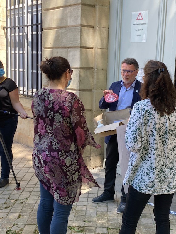 CCIBdxGironde's tweet photo. #jaimemoncommerce33 Distribution par Patrick SEGUIN Pdt #CCIBordeauxGironde de 900 kits #repriseactivité aux #commerçants girondins via les associations : #gel #masques, ruban marquage sol , sticker "💙J'aime Mon Commerçant"...
https://t.co/MHJ8g0wrdn
@ccifrance https://t.co/m7kYBIAVtN
