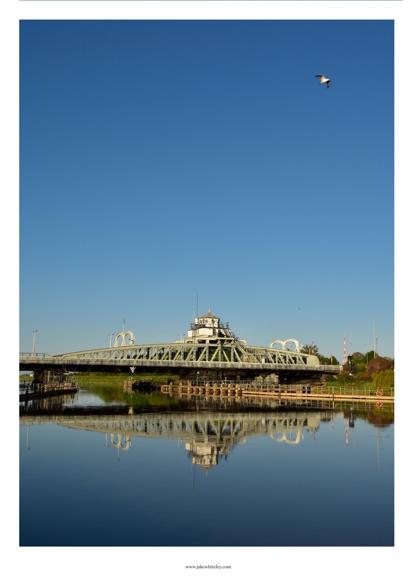 thejakewhiteley's tweet photo. A glass-like #RiverNene at #SuttonBridge shortly after sunrise this morning... @LincsSkies @SpaldingVoice @looknorthBBC #CrossKeysBridge #SouthLincolnshire https://t.co/Dan4m9B6A0