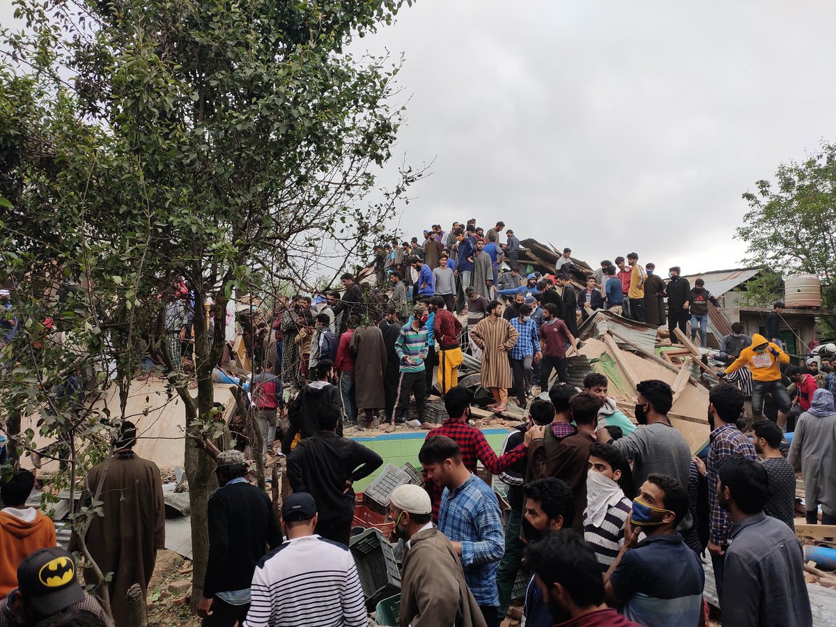 pzfahad's tweet photo. Just returned from the gunfight site where Hizbul Mujahideen commander Riyaz Naikoo was killed in Pulwama, South #Kashmir. In the clashes near the site, several received injuries. At least three houses fully blown up. https://t.co/8zvgOT9lnz