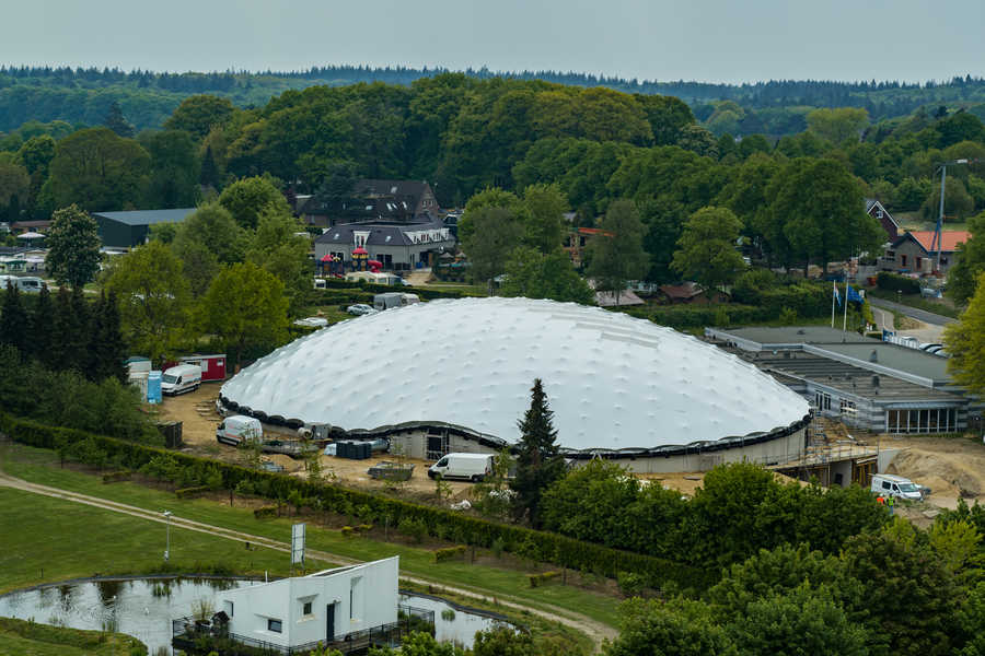 shadeddome's tweet photo. Met een Shaded Dome als dak heeft het Vrijheidsmuseum in Groesbeek een uitgesproken en herkenbare vorm die verwijst naar de duizenden parachutes die in 1944 de lucht vulden tijdens Operatie Market Garden. @ZJArch @RHDHV_NL @polyned #ShadedDome📷 US Army en @Catchyourmoment https://t.co/qI8gIP8GLt