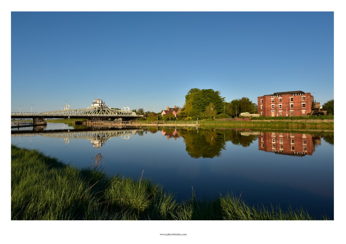 thejakewhiteley's tweet photo. A glass-like #RiverNene at #SuttonBridge shortly after sunrise this morning... @LincsSkies @SpaldingVoice @looknorthBBC #CrossKeysBridge #BridgeHotel #SouthLincolnshire https://t.co/Uw5TtCq6GR