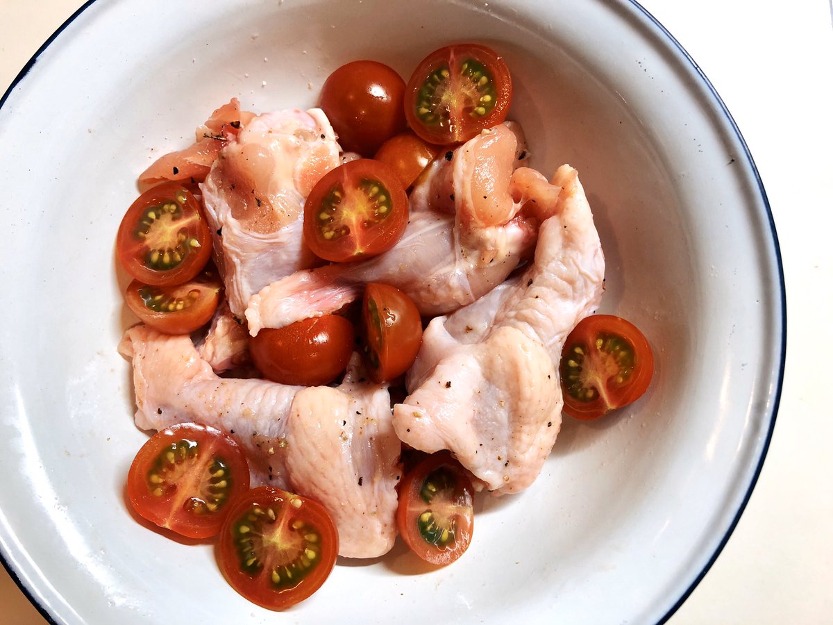 おりえ 簡単な手羽元のグリルも一品 手羽元にクレイジーソルトと胡椒を揉み込んで 半分に切ったプチトマト オリーブ油をひとまわしかけて 0度で15分 揉み込む時に使ったホーローのままオーブンで焼いた