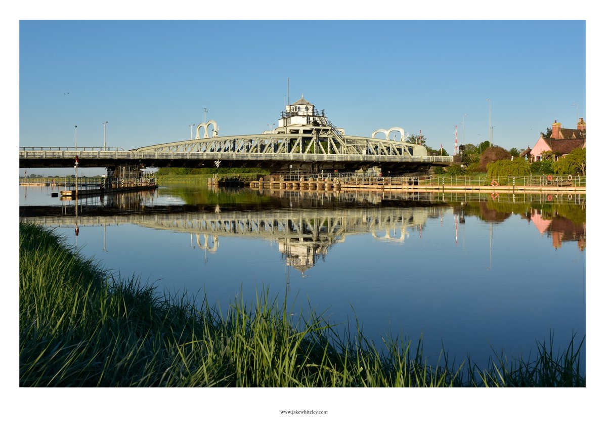thejakewhiteley's tweet photo. A glass-like #RiverNene at #SuttonBridge shortly after sunrise this morning... @LincsSkies @SpaldingVoice @looknorthBBC #CrossKeysBridge #BridgeHotel #SouthLincolnshire https://t.co/Uw5TtCq6GR