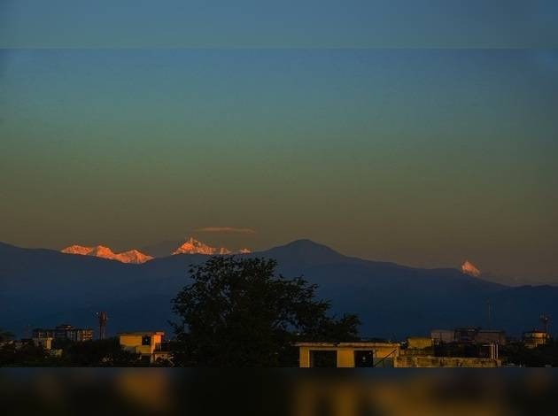 KolhapurHikers's tweet photo. The third highest Mountain Peak in the World,#kanchenjunga is now Visible from Siliguri😊
.
.
#kanchanjangha #siliguri #westbengal #kolhapurhikers #thirdhighestmojntain #highestpeak #motherearthatitsbest #cleanair #nopollutionhere https://t.co/iUDesEepG1