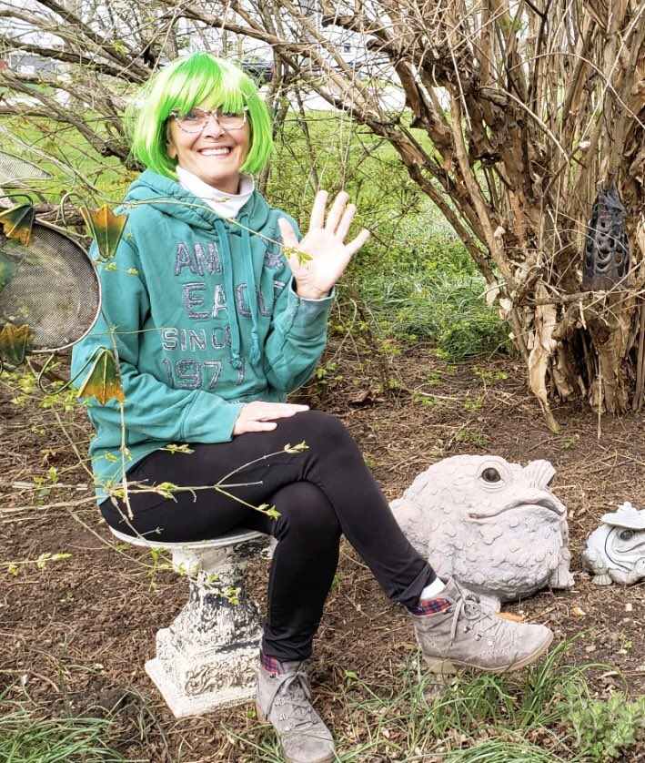 BethAschbacher's tweet photo. @Forest_WCSD  Ms. Zak making green crazy on Wild Wednesday! https://t.co/3Q8Z4s3HhJ
