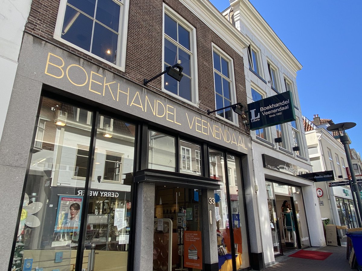 DeTaalboetiek's tweet photo. Ladies and gentlemen...., we’ve got ‘m! Ruim 1200 pagina’s - hoera! Vertaald door Harm Damsma en Niek Miedema en natuurlijk gekocht bij @Veenendaal_boek @MeridiaanBoeken #Despiegelenhetlicht #kooplokaal #ikleesthuis #YeahIDo https://t.co/la09MtTVXc