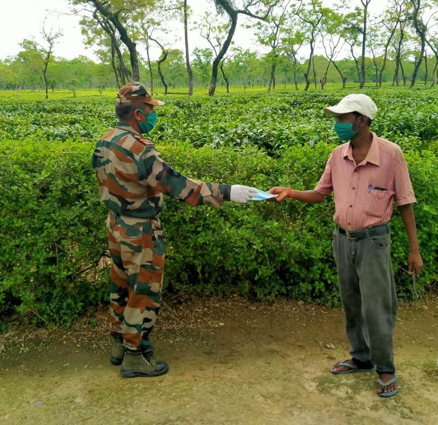 HimaDas8's tweet photo. Kudos to the troops of #AssamRifles Battalion who are reaching out to tea labourers at Charduar(Assam) &amp; distributed Face masks &amp; Sanitisers to them for fight against #COVID19. @official_dgar @PIB_Guwahati https://t.co/56x5LFfoCv