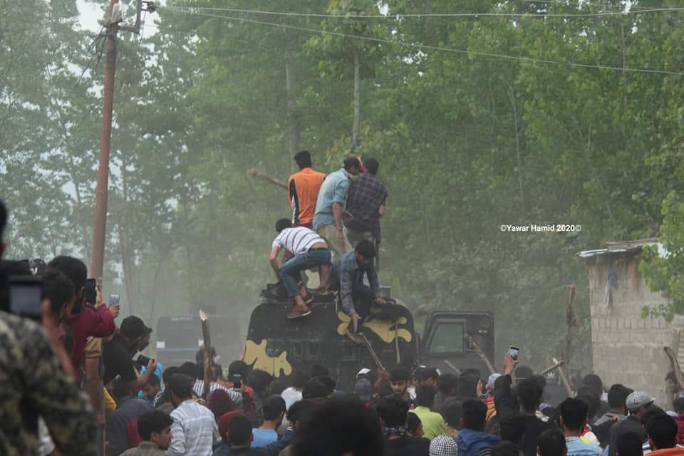 TahirFiraz's tweet photo. Pic 1. Clashes between young Kashmiri protesters and Indian forces after HM commander was killed in an overnight gunfight
Pic 2. Three houses blown up by Indian forces in a locality in Beighpur village of district Pulwama where the slain commander was holed up
Photos: Yawar Hamid https://t.co/pffQEe6Wpi