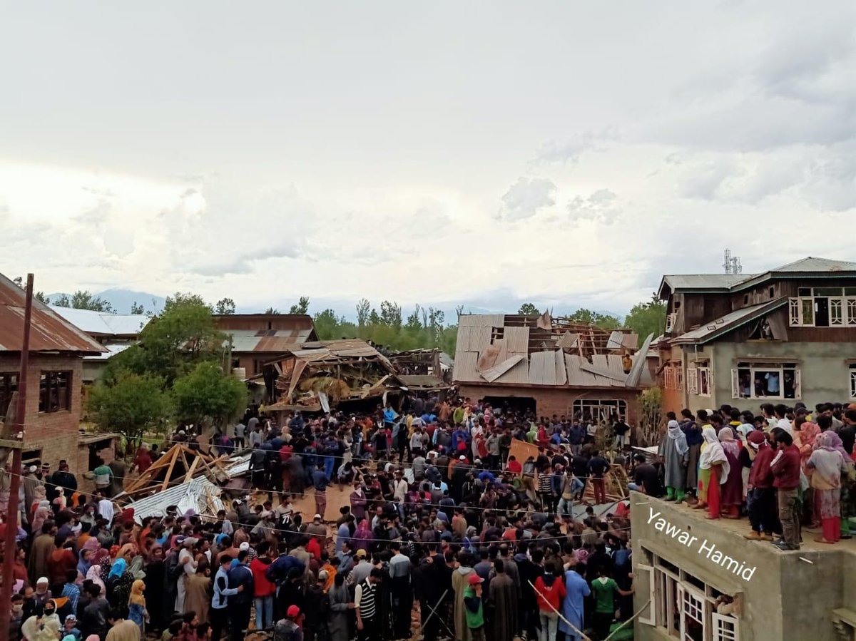 TahirFiraz's tweet photo. Pic 1. Clashes between young Kashmiri protesters and Indian forces after HM commander was killed in an overnight gunfight
Pic 2. Three houses blown up by Indian forces in a locality in Beighpur village of district Pulwama where the slain commander was holed up
Photos: Yawar Hamid https://t.co/pffQEe6Wpi