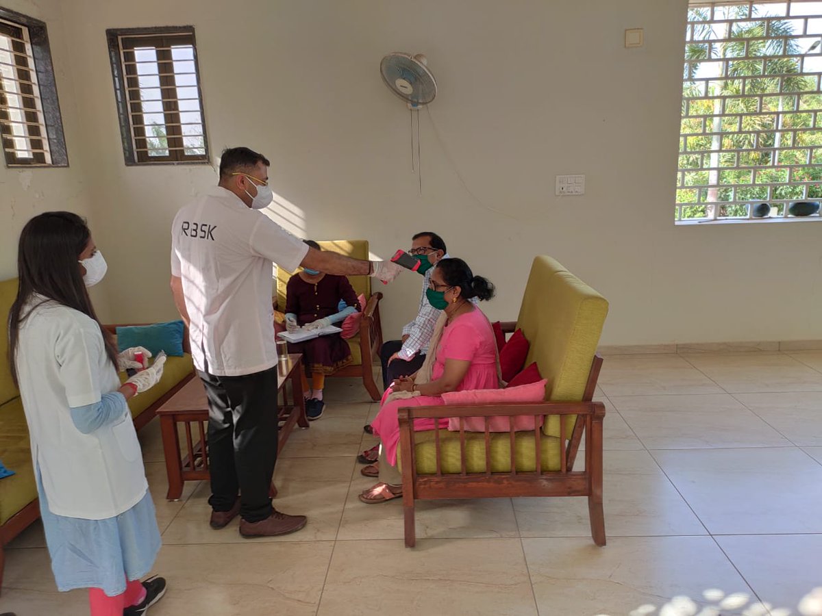 SPSabarkantha's tweet photo. Parents of SP #Sabarkantha undergoing the routine process of home quarantine as per rules. They had come from Maharashtra after obtaining an official permit. They promptly and voluntarily informed the health department to carry out the necessary tests.
#covidrules #sameforall https://t.co/GpSrya2czF