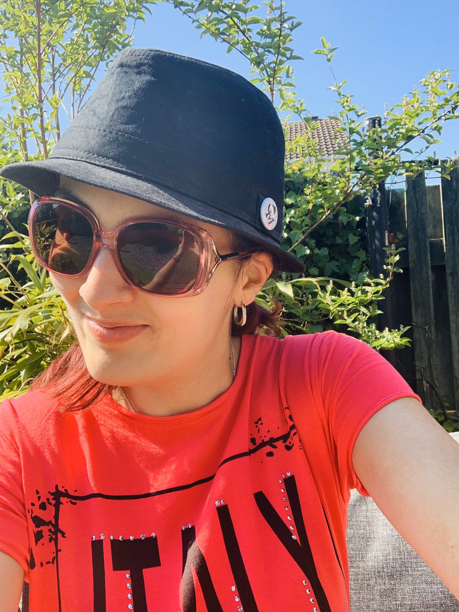 AllottJessie's tweet photo. @ollymurs loving the hat from one of your concerts while sat in the sun xx 😘 https://t.co/snfo3o9OdR