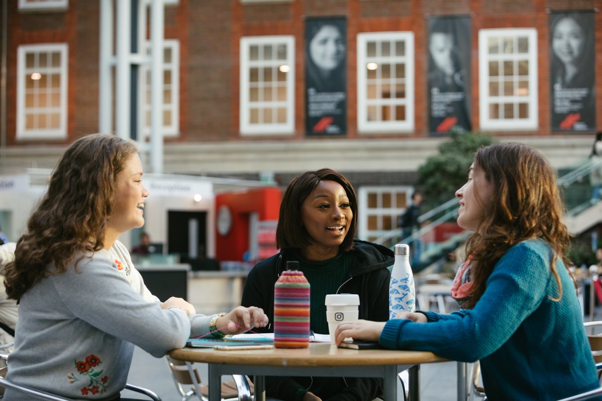 MiddlesexUni's tweet photo. Our #TeamMDX ambassadors are here to support our students in loads of new ways ❤️ From a study buddy or a friendly face, we've got you - find out more about it here 👉 https://t.co/3ybFq3iYWS Huge thanks to @santanderuk for generously supporting this scheme #SantanderUniTogether https://t.co/hRd0N4gfLC