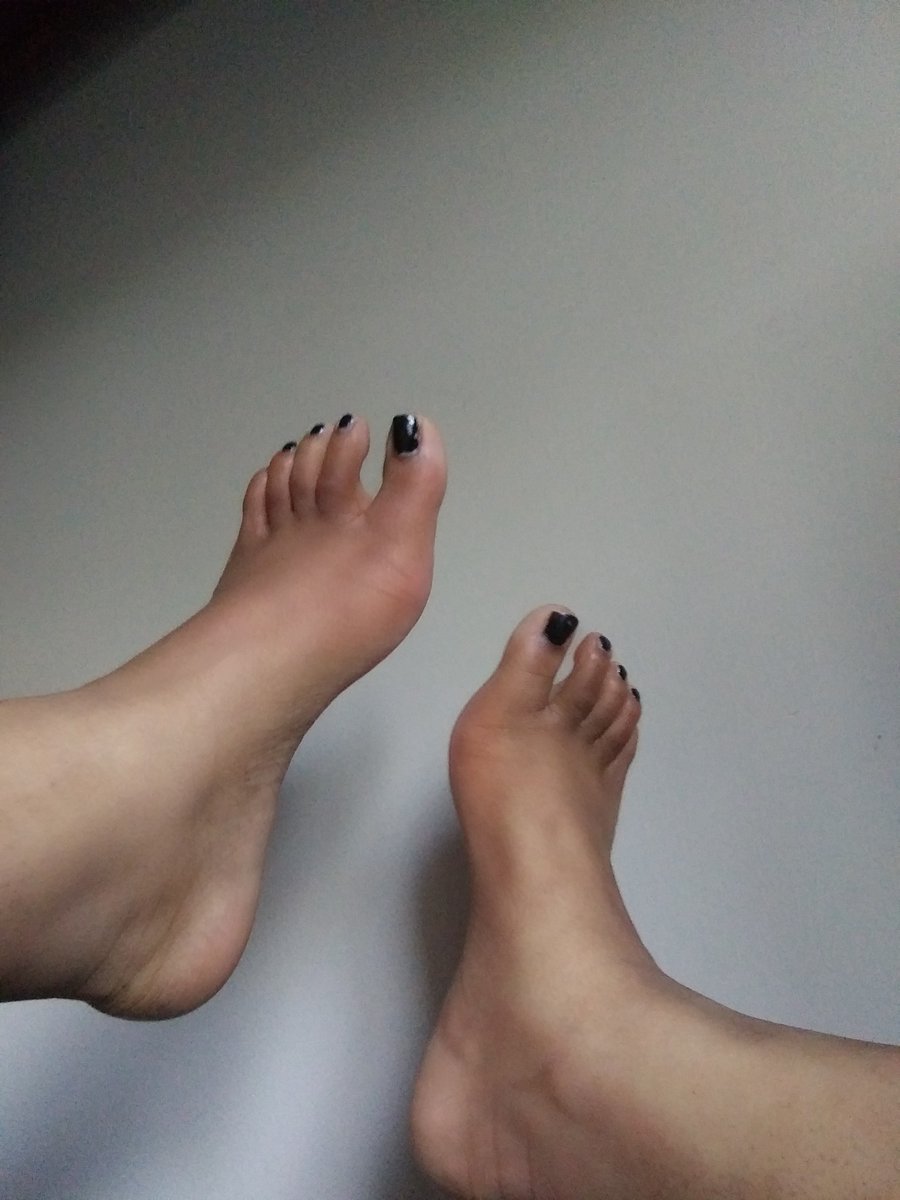 Tenfor10's tweet image. I like black nail polish, how about you? 😋 #Feetfettish #feetpicturesforsale #feetseller #footfestish