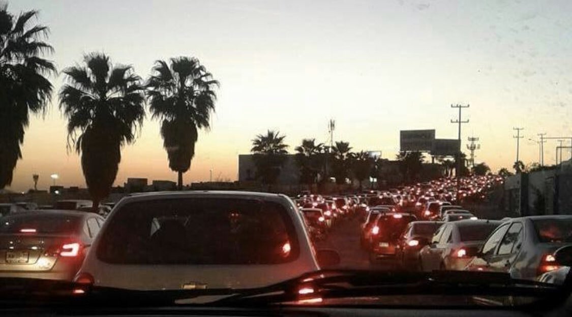 jorgelmnz's tweet photo. Éramos felices y no lo sabíamos. #trafico ave. Leones. https://t.co/Ay63O92aFk