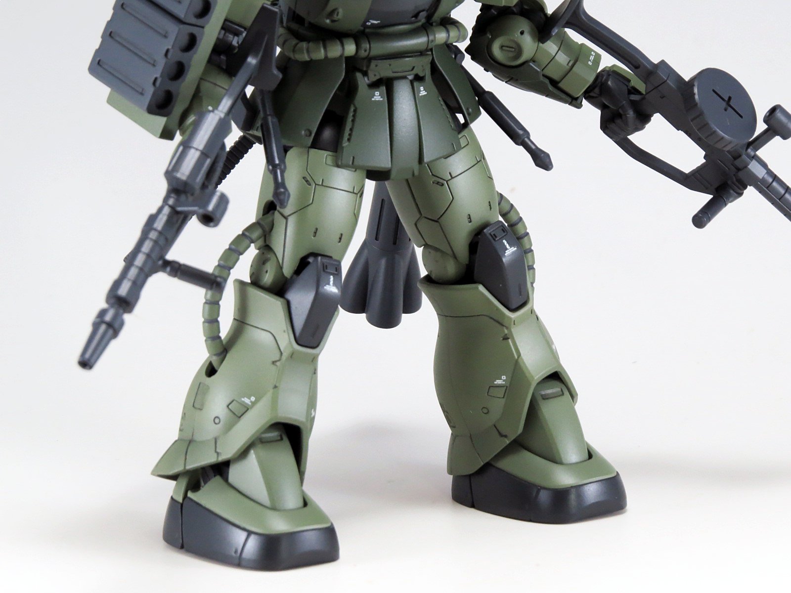 Tri バンダイ Hg 1 144 ザクii C型 C 5型 完成しました 左手マシンガンは通常グリップで持てるよう 右腰ヒートホークは納刀状態に小改造しています The Originザクなのでディテールが今風でとても好み T Co Xr1qczat8n Twitter