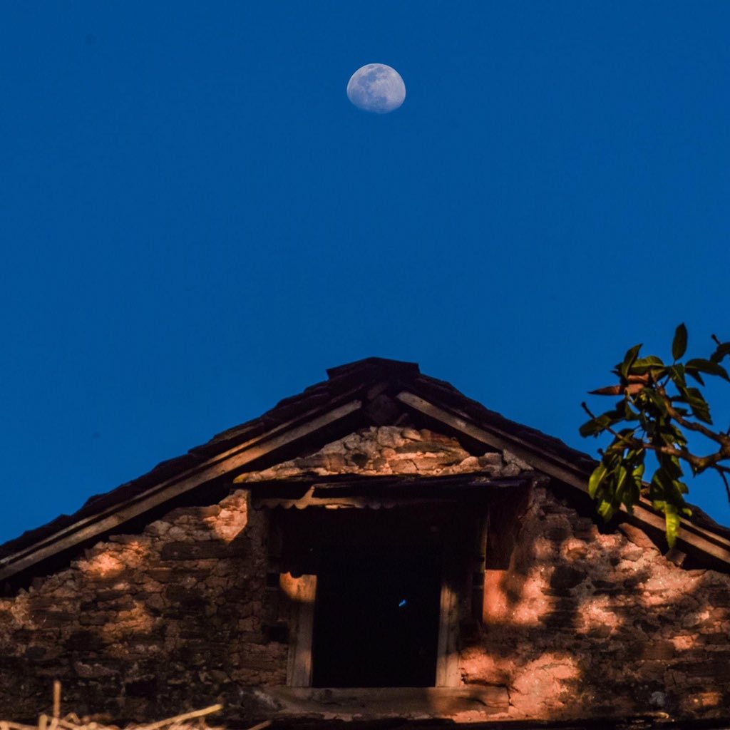 RONBupdates's tweet image. घामको किरणसँगै चन्द्रमा : As seen from Nuwakot, Nepal. ❤️ #RareView

Pic. Prakash Sitaula