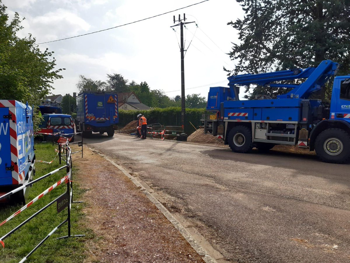 Enedis_BFC's tweet photo. [#ServicesEssentiels ] Intervention des agents d'@enedis_bourg pour un renforcement Haute Tension dans la #Nièvre (58) Merci à nos agents mobilisés 👷 #ServicePublic #TousMobilisés #herosduquotidien https://t.co/JEd1rxwcKz