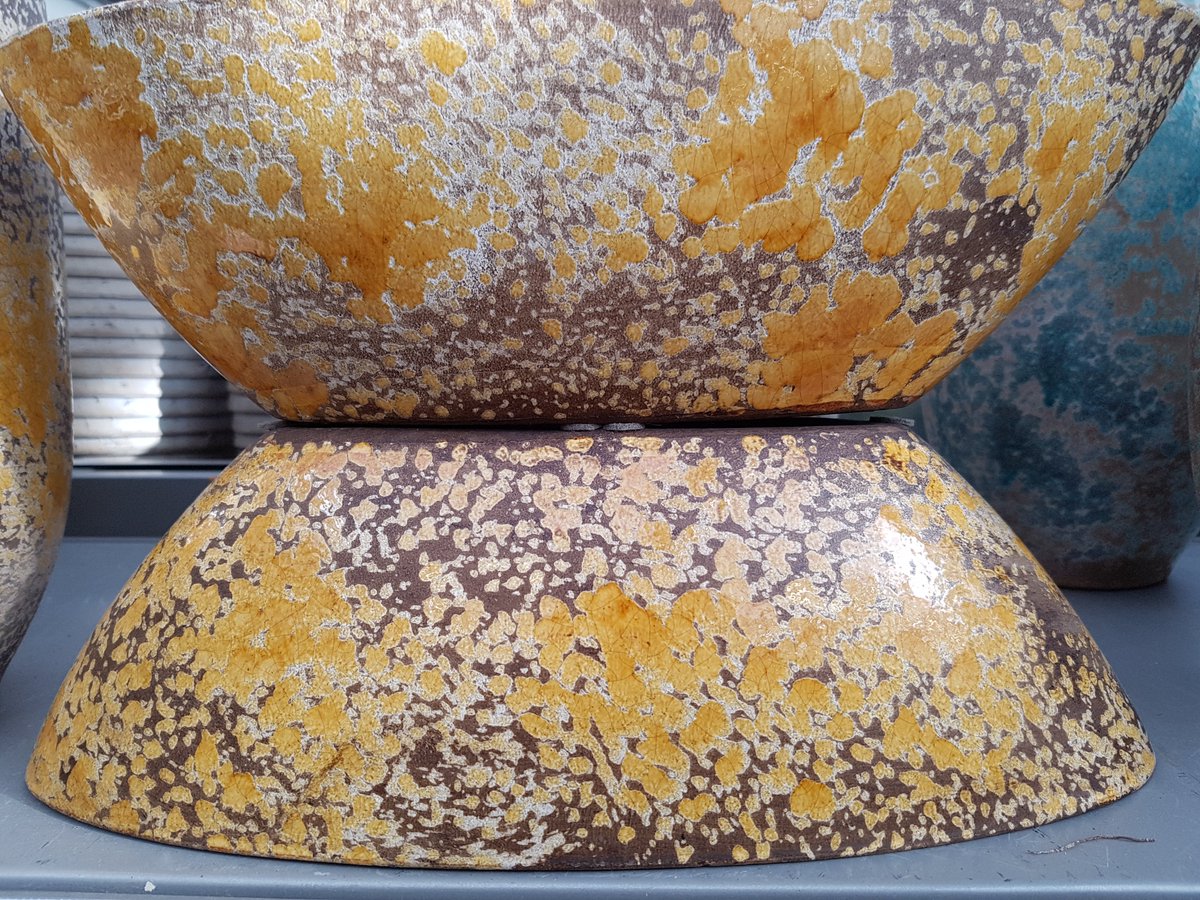 KayVriend's tweet image. Updating my cracked glazed ceramic smart material. Getting closer and closer to reference :D.

#SubstancePainter @Substance3D #gameart #SmartMaterial #ceramic