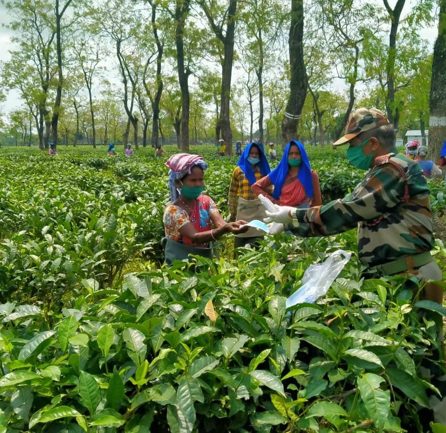 HimaDas8's tweet photo. Kudos to the troops of #AssamRifles Battalion who are reaching out to tea labourers at Charduar(Assam) &amp; distributed Face masks &amp; Sanitisers to them for fight against #COVID19. @official_dgar @PIB_Guwahati https://t.co/56x5LFfoCv