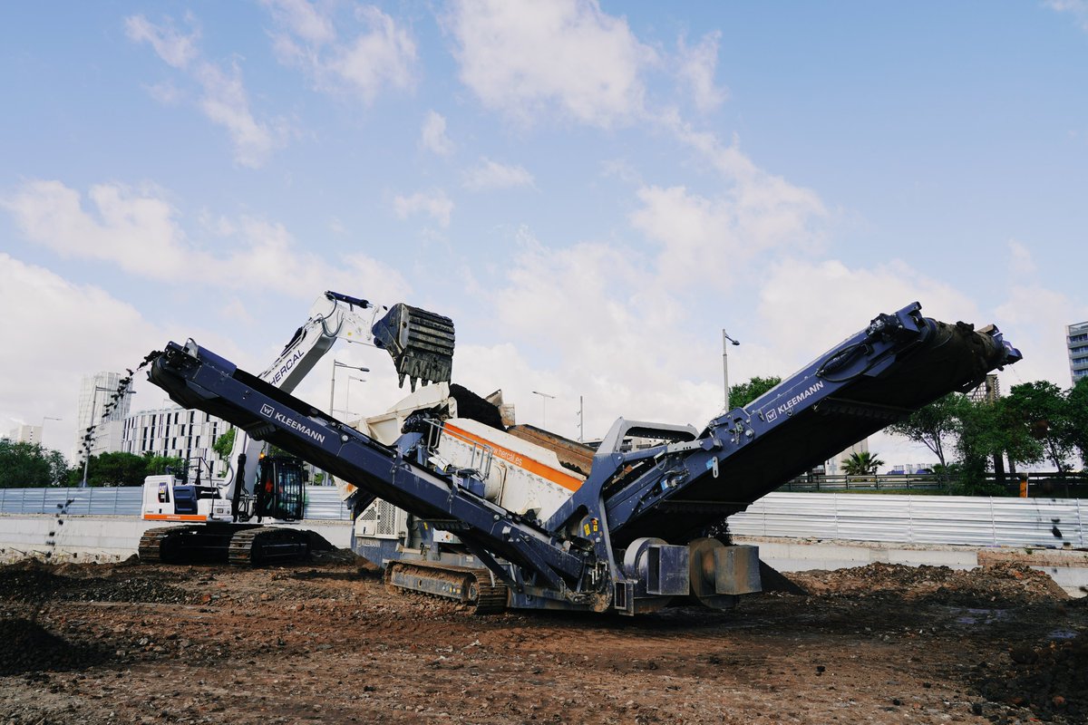 HercalDiggersSL's tweet photo. El equipo de machaqueo y cribado móvil #kleeman trajando en equipo con la #excavadora #CAT336 de reciente adquisición en el #movimientodetierras y #excavación para el futuro hotel en la zona del #Fòrum https://t.co/EQ8T6xno3Z