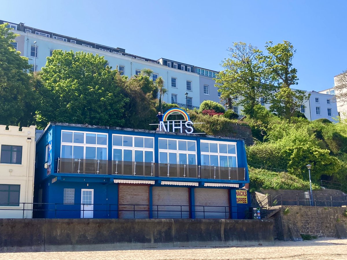 tenbyobserver's tweet image. Support shown for the NHS from Tenby’s North Beach🌈🏝