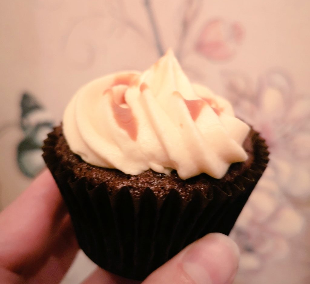miss_hannah_c's tweet photo. Spent this evening teaching my housemate how to bake (she's only ever attempted a Victoria sponge which, quote, 'looked like a biscuit'). One batch of secret-centre salted caramel cupcakes later and she's approaching piping-ninja status. Yum! ๐ #girldidgood https://t.co/crqCgJnYgb