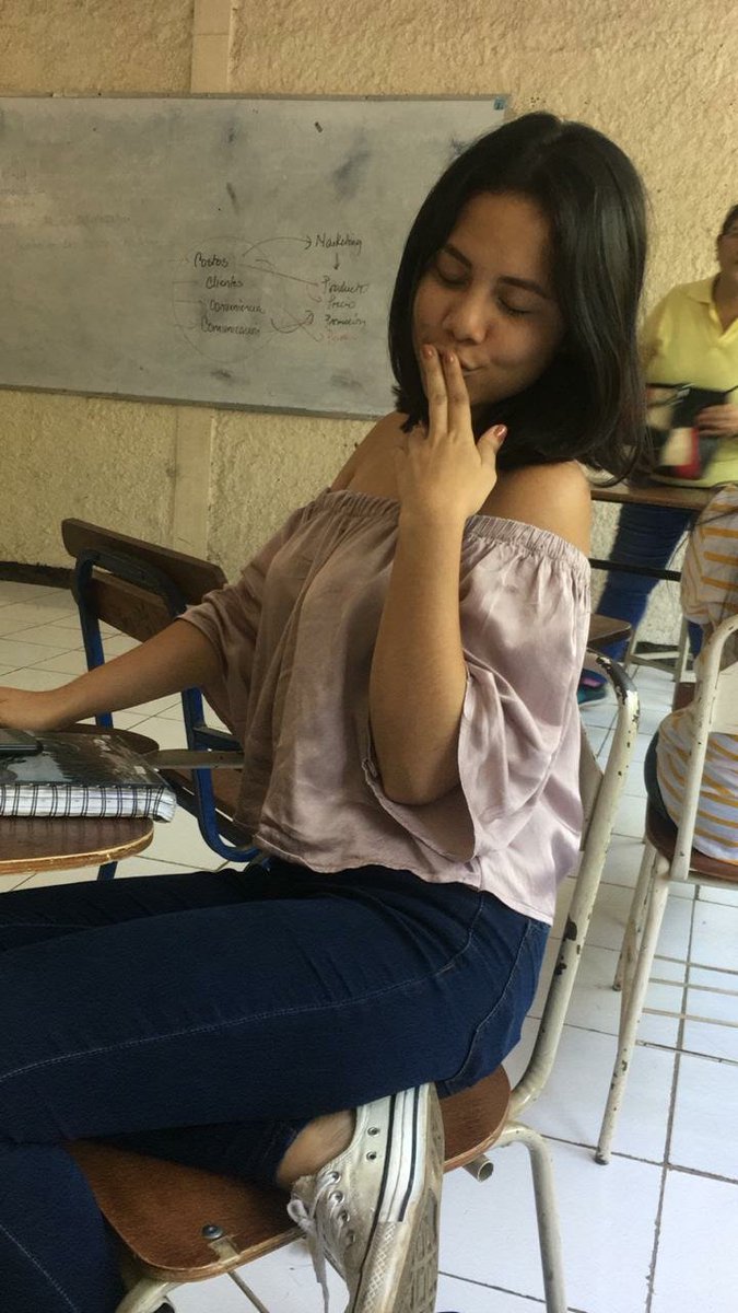 JamieMarysol's tweet photo. Que elegancia la de Francia, un tb a cuando tenía el pelo corto e iba a clases 😋🌸 https://t.co/O5NVJCFJx5