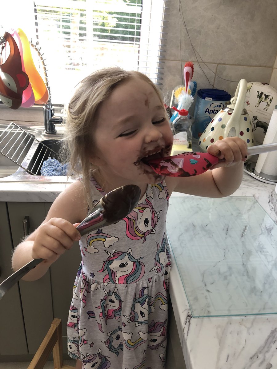 Because the best part about baking is scooping around the bowl right?! 👌🏻