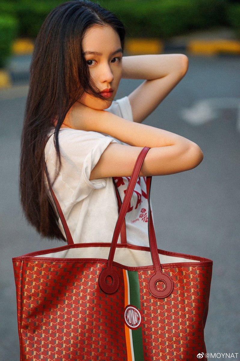 Zhou Ye 周也♡ on X: #Zhouye with her Monai MOYNAT Canvas 1920 series Oh! Tote  handbags. #周也 / X