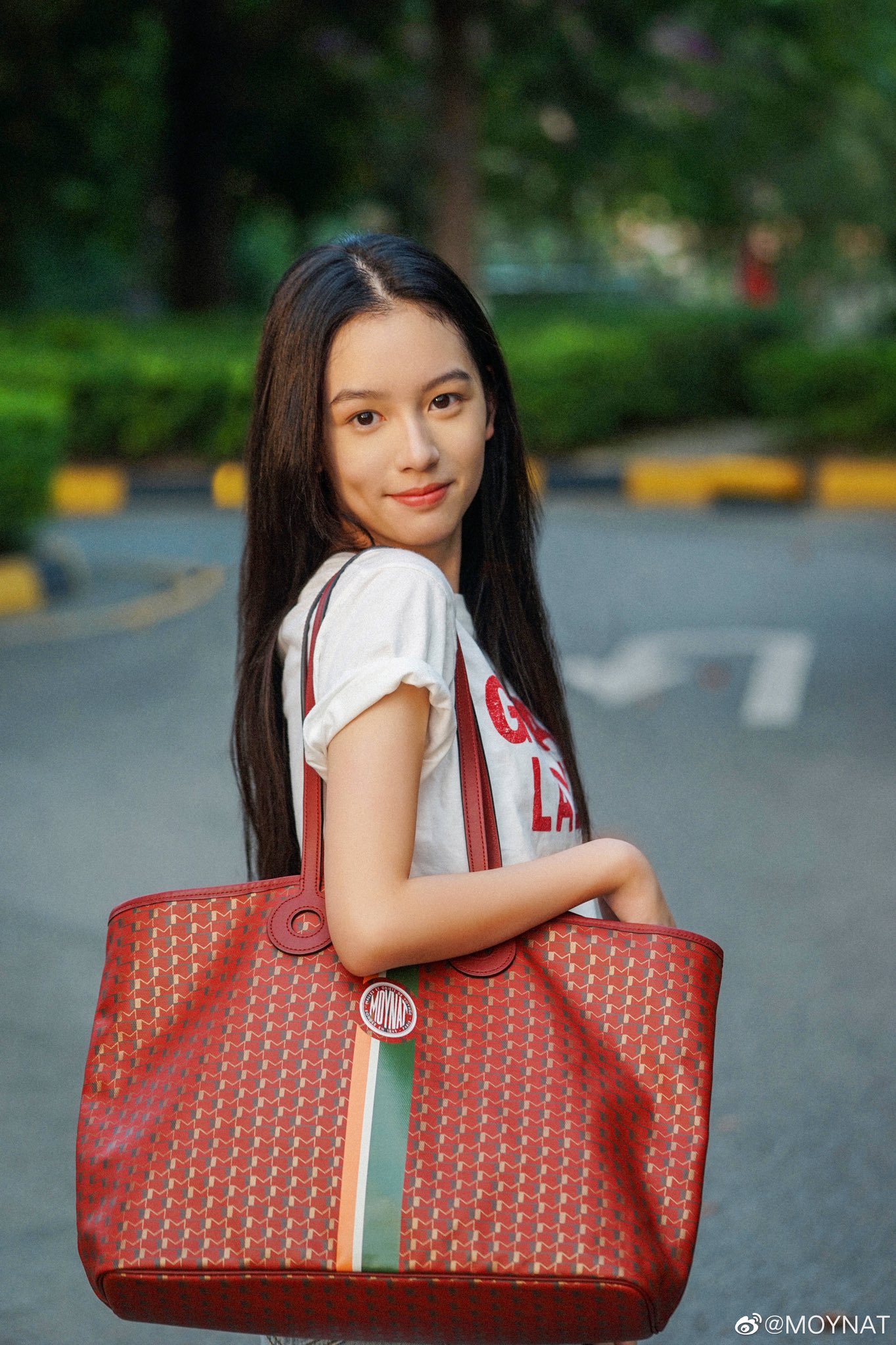 Zhou Ye 周也♡ on X: #Zhouye with her Monai MOYNAT Canvas 1920 series Oh! Tote  handbags. #周也 / X